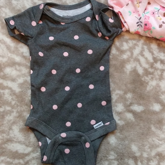 !!NWT!!GERBER NEWBORN ONESIE'S,3PACK,PRETTY PRINCESS,GREY WITH PINK POLKA DOTS, - Picture 4 of 9